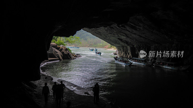 越南北部芳芽(Phong Nha)的洞穴景观